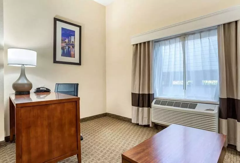 هتل Comfort Suites Airport