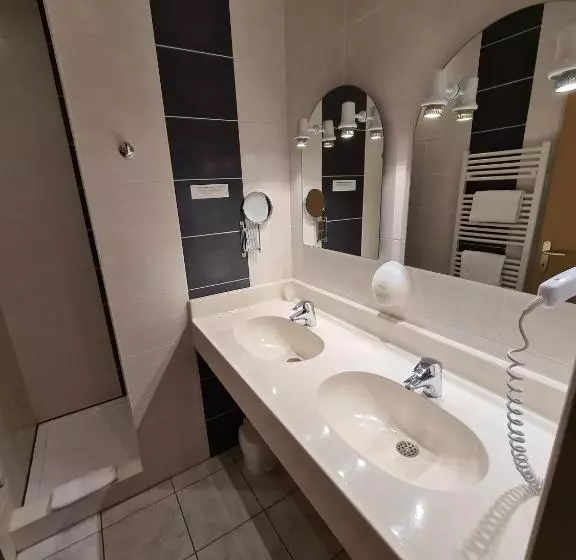 Отель Hostellerie Du Cantal