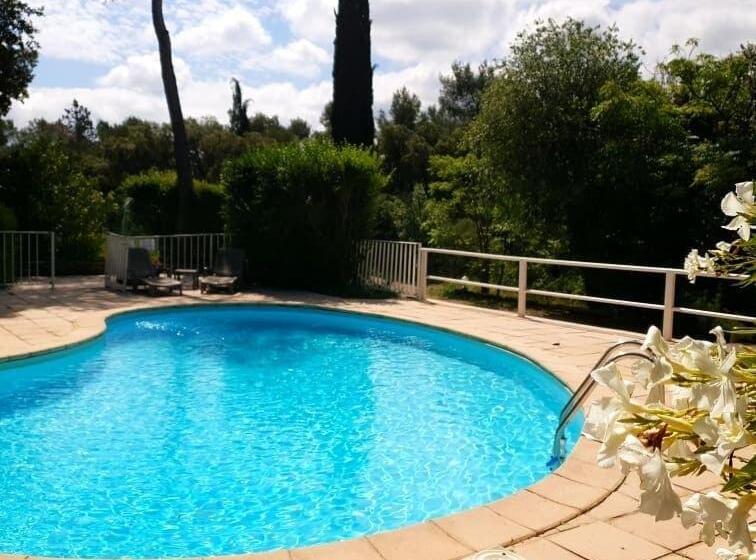 هتل Le Relais Des Lavandins