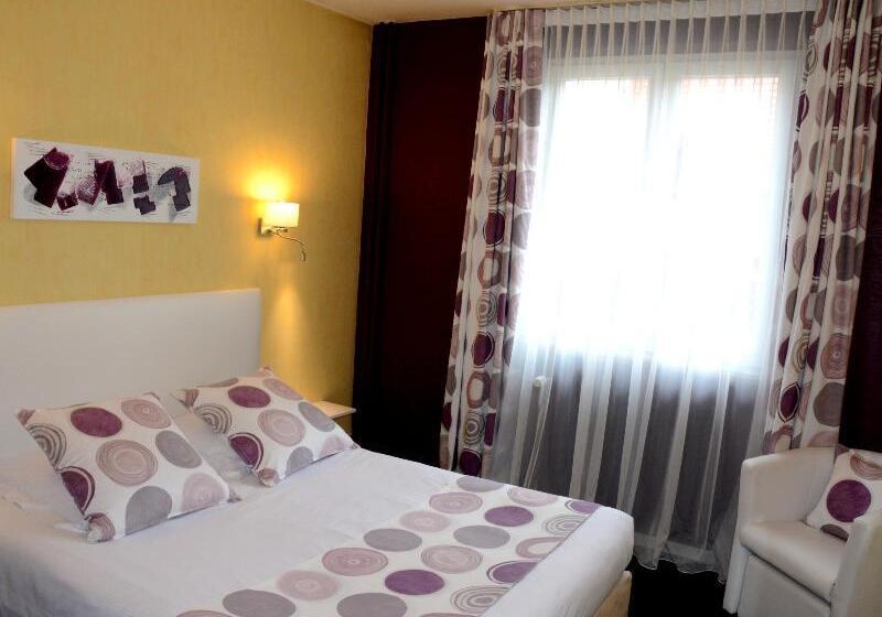 Hotel Logis Hôtel Du Centre   Halte Idéale En Cyclotourisme Avec Garage à Vélos Clos