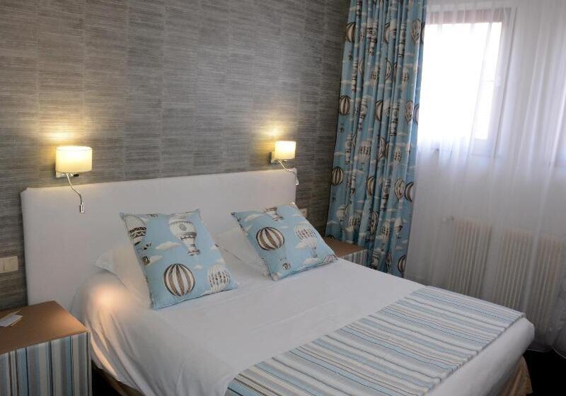 Hotel Logis Hôtel Du Centre   Halte Idéale En Cyclotourisme Avec Garage à Vélos Clos