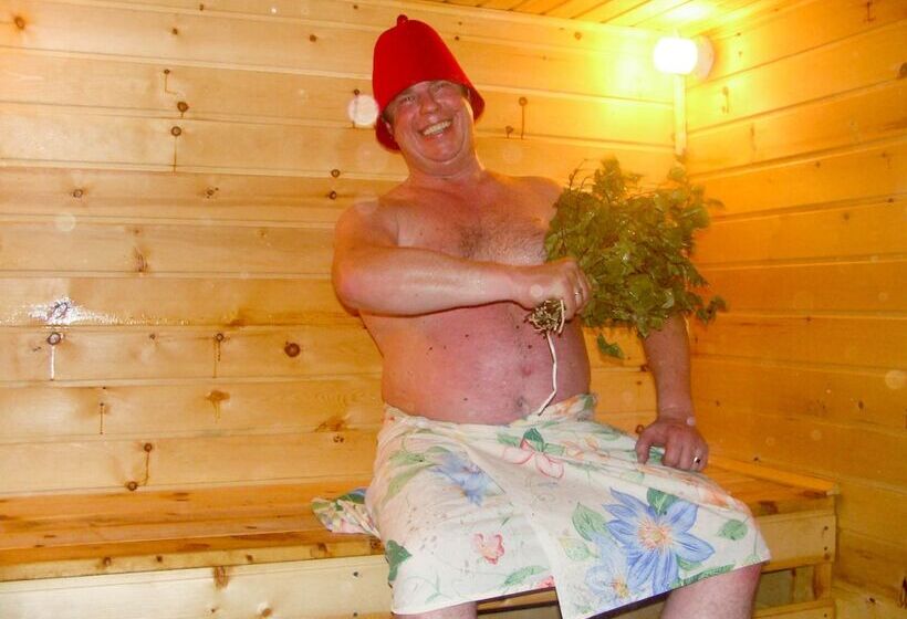 膳宿费 Holiday Village Bayar