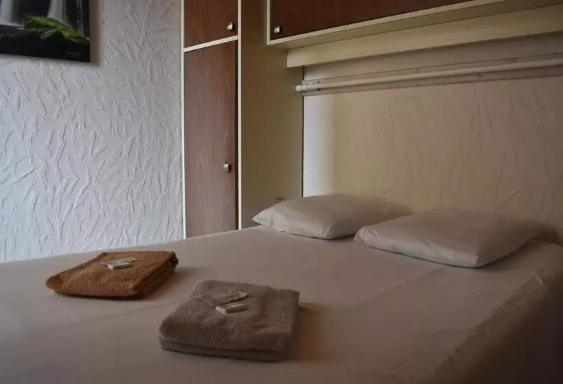 Отель Hôtel Restaurant Des Lacs