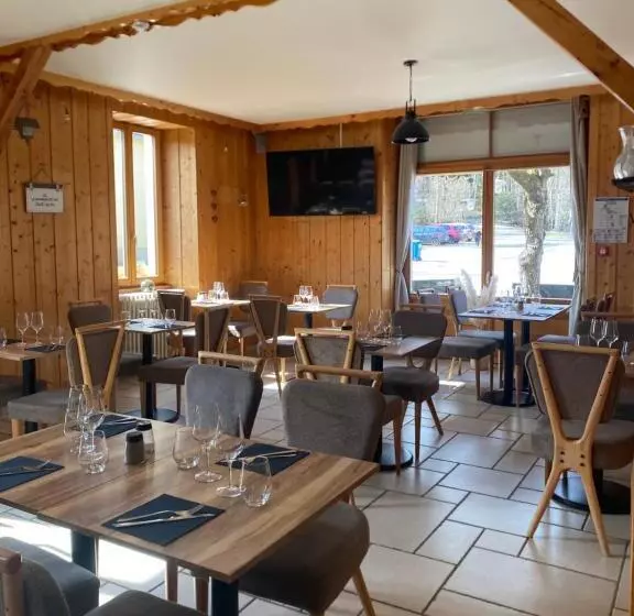 Отель Hôtel Restaurant Des Lacs