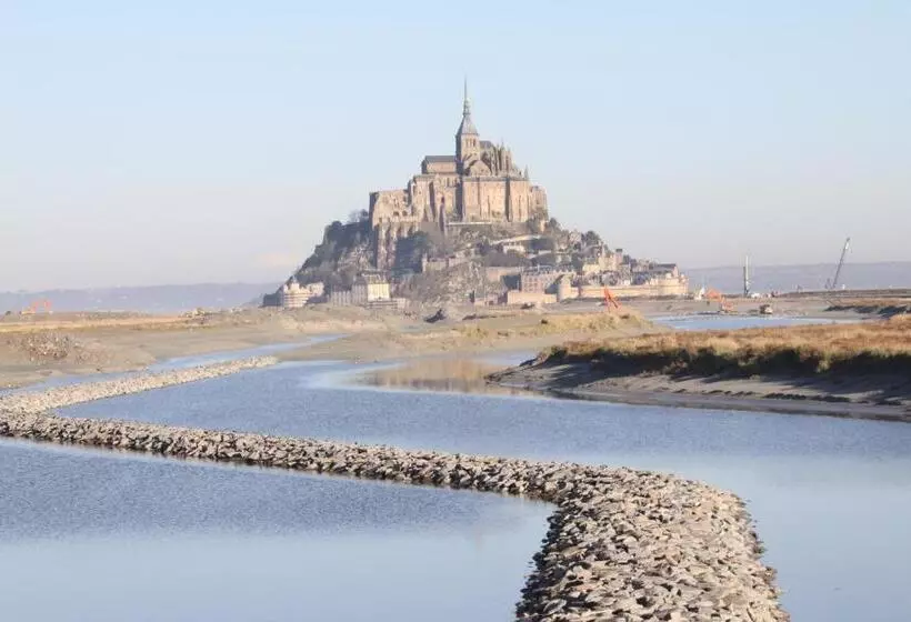 호텔 Logis Hôtel Et Restaurant La Tour Brette