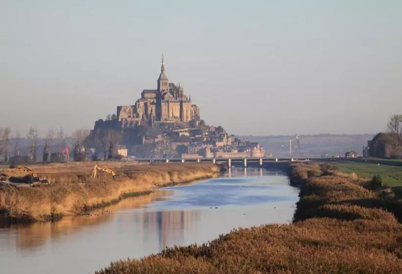 호텔 Logis Hôtel Et Restaurant La Tour Brette