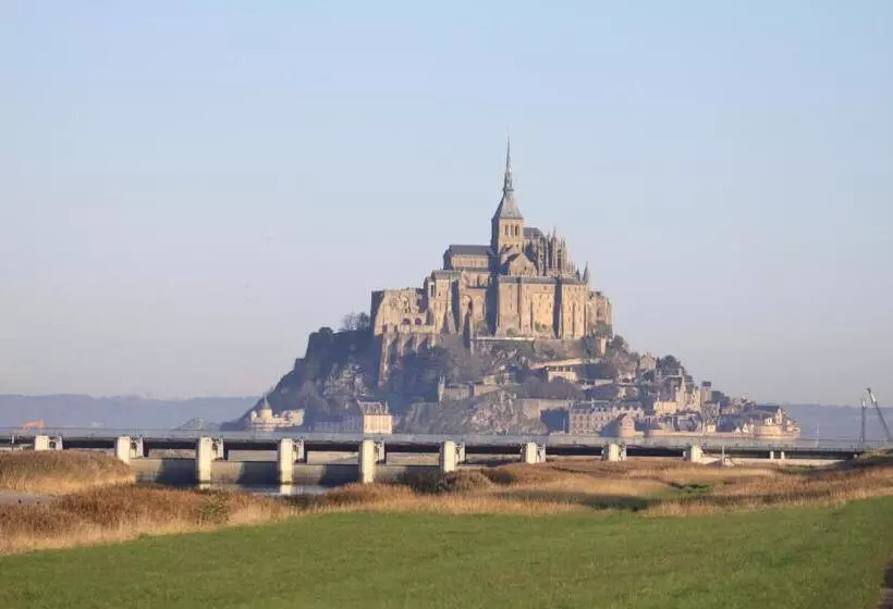 호텔 Logis Hôtel Et Restaurant La Tour Brette