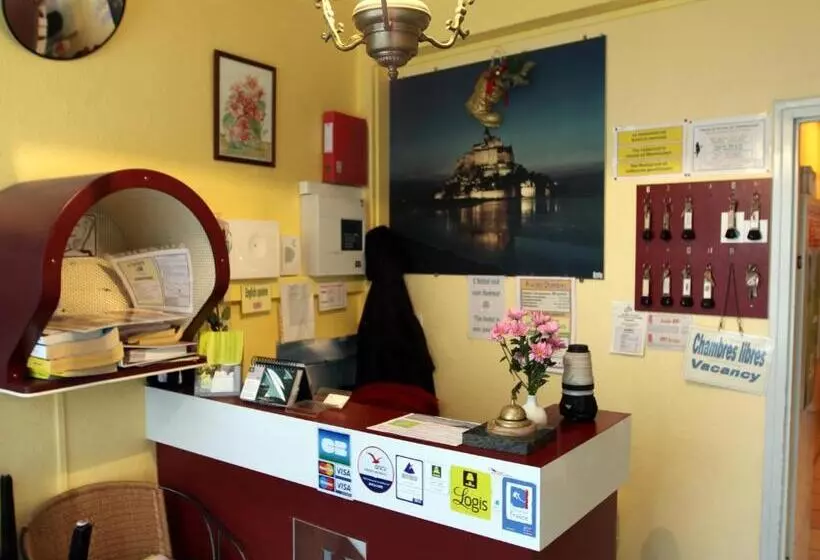 호텔 Logis Hôtel Et Restaurant La Tour Brette