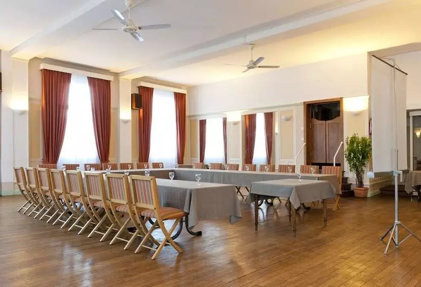 Отель Logis Le Cheval Rouge