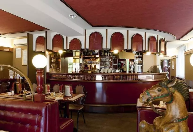 Отель Logis Le Cheval Rouge