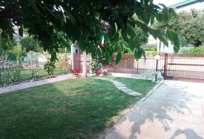 ベッドアンドブレックファースト Vali Chalet