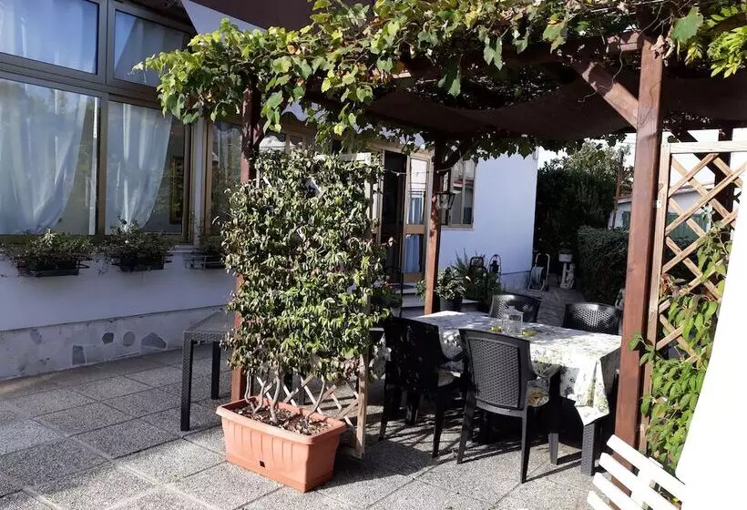 ベッドアンドブレックファースト Vali Chalet