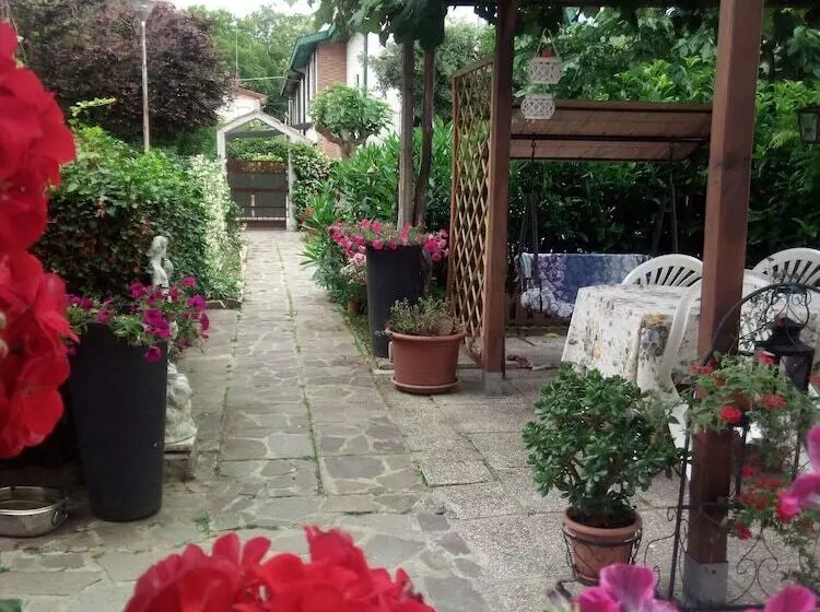 ベッドアンドブレックファースト Vali Chalet