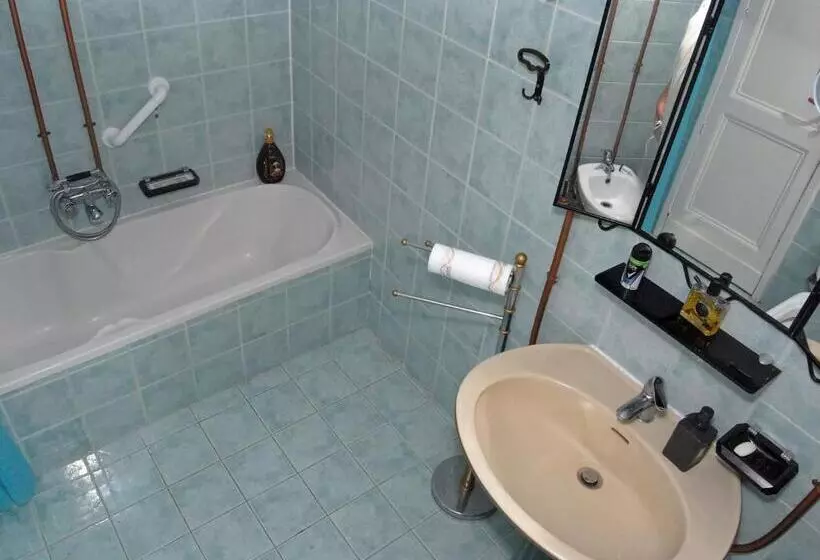 تختخواب و صبحانه Ag Home Adragna