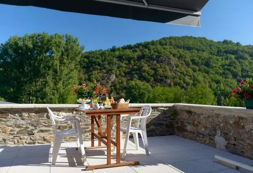 ホテル Logis Hôtels Hostellerie Des Lauriers Hôtel Et Restaurant