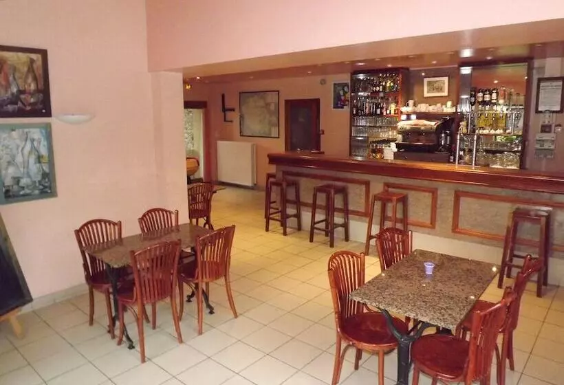 ホテル Logis Hôtels Hostellerie Des Lauriers Hôtel Et Restaurant