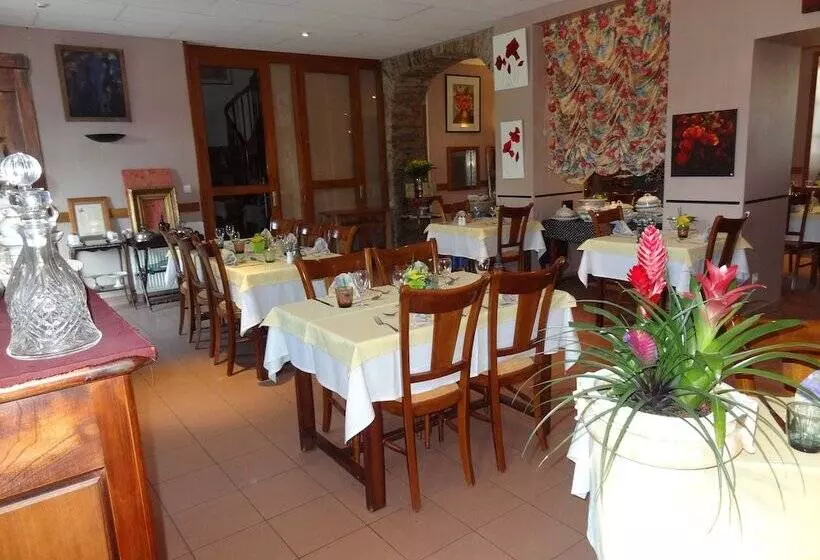 ホテル Logis Hôtels Hostellerie Des Lauriers Hôtel Et Restaurant