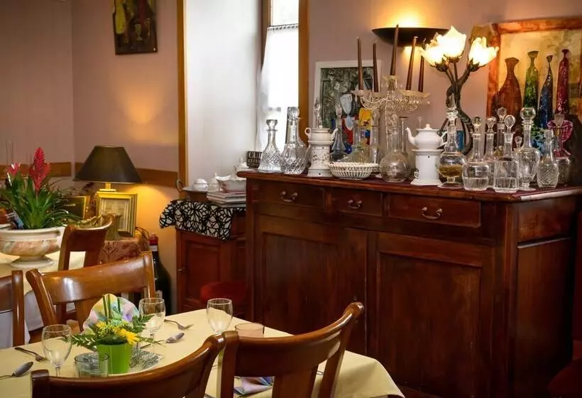 ホテル Logis Hôtels Hostellerie Des Lauriers Hôtel Et Restaurant