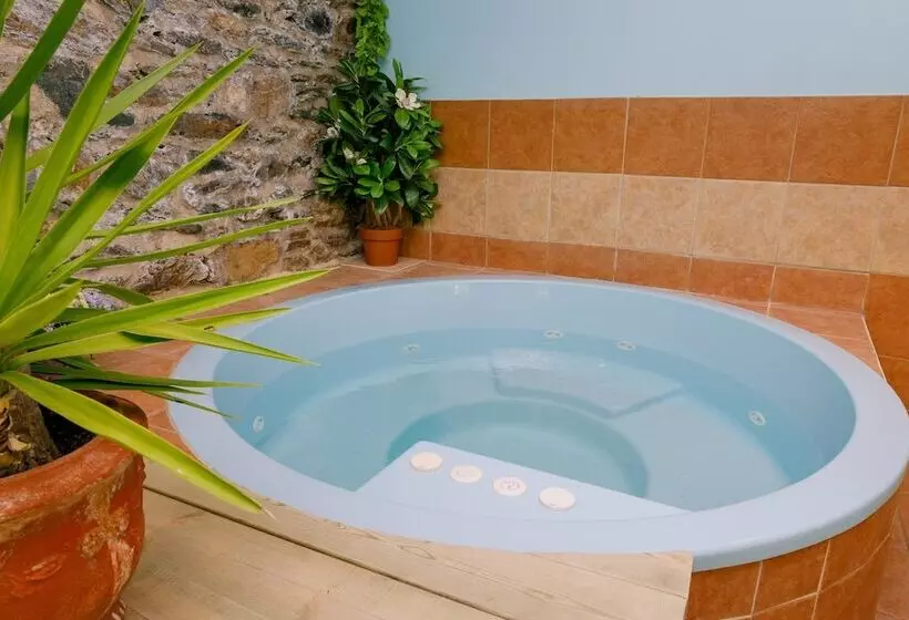 ホテル Logis Hôtels Hostellerie Des Lauriers Hôtel Et Restaurant