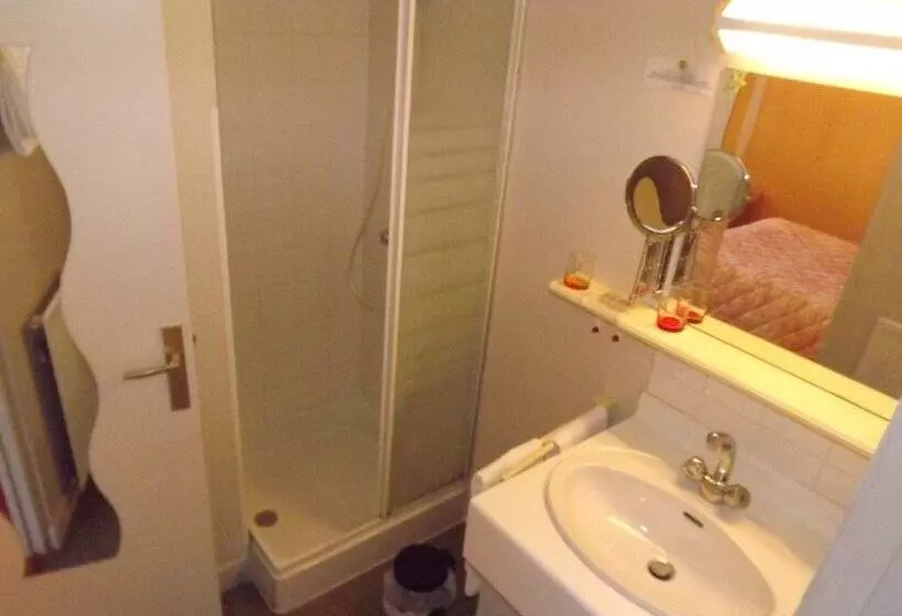 ホテル Logis Hôtels Hostellerie Des Lauriers Hôtel Et Restaurant