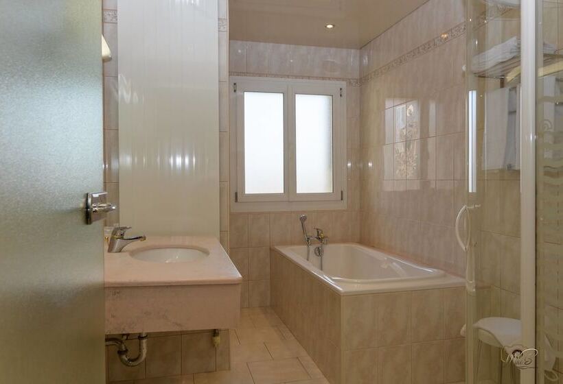 هتل Hôtel De La Cloche