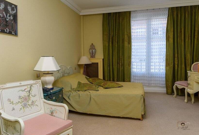 هتل Hôtel De La Cloche