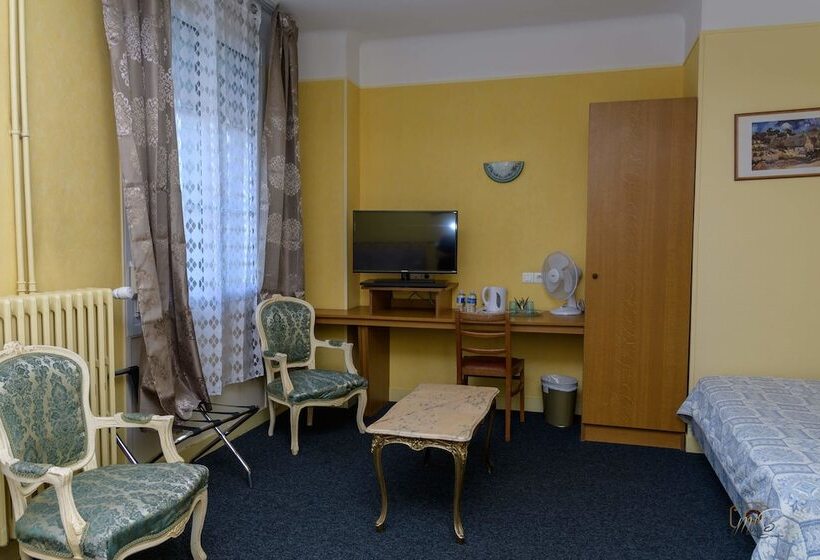 هتل Hôtel De La Cloche