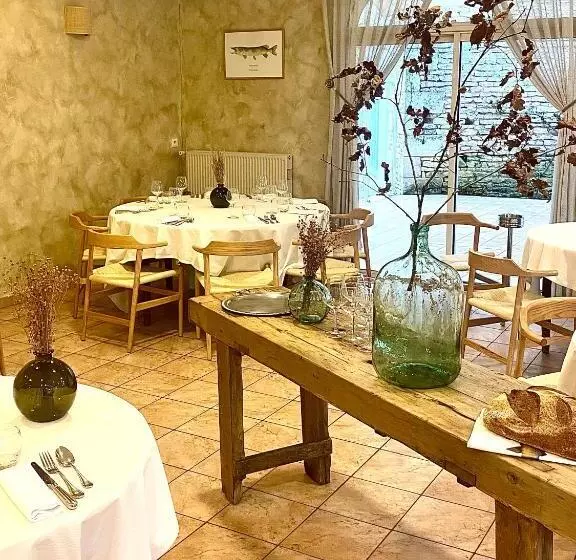 فندق Logis Hôtels & Restaurant Le Cheval Blanc Et Clovis