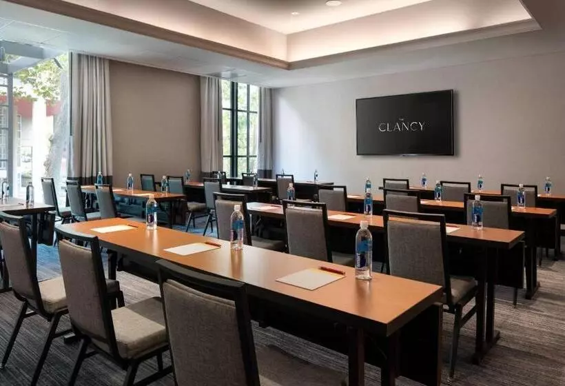 فندق The Clancy Autograph Collection