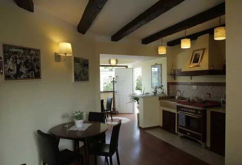 پانسیون The White Villa