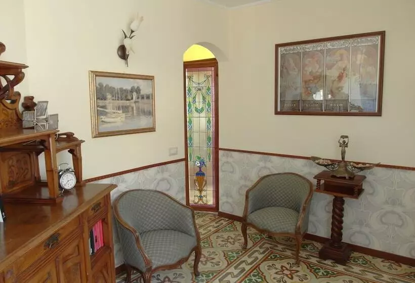 پانسیون The White Villa