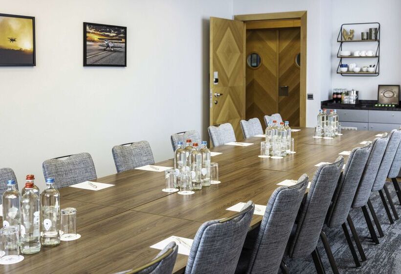 هتل NH Brussels Airport