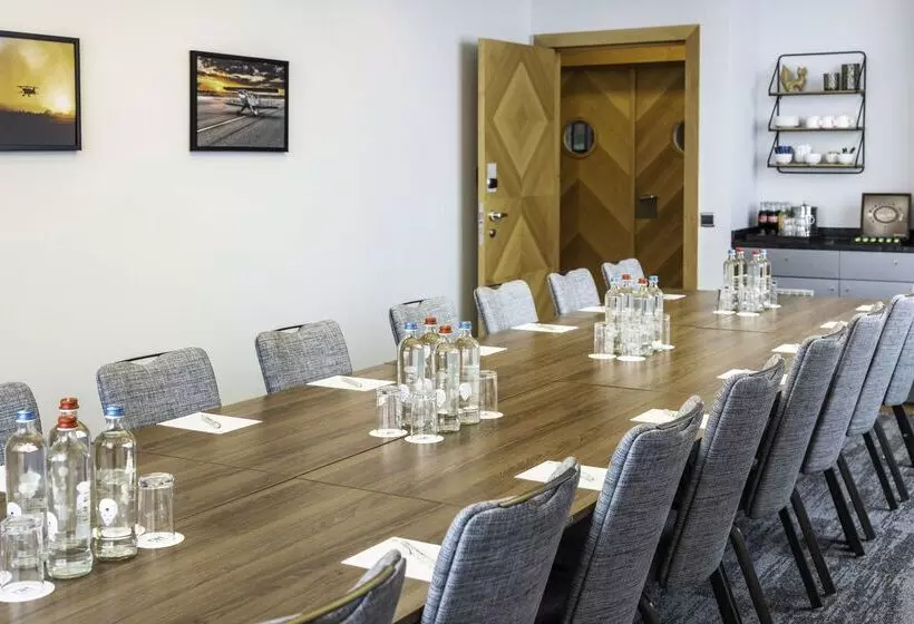 Отель NH Brussels Airport