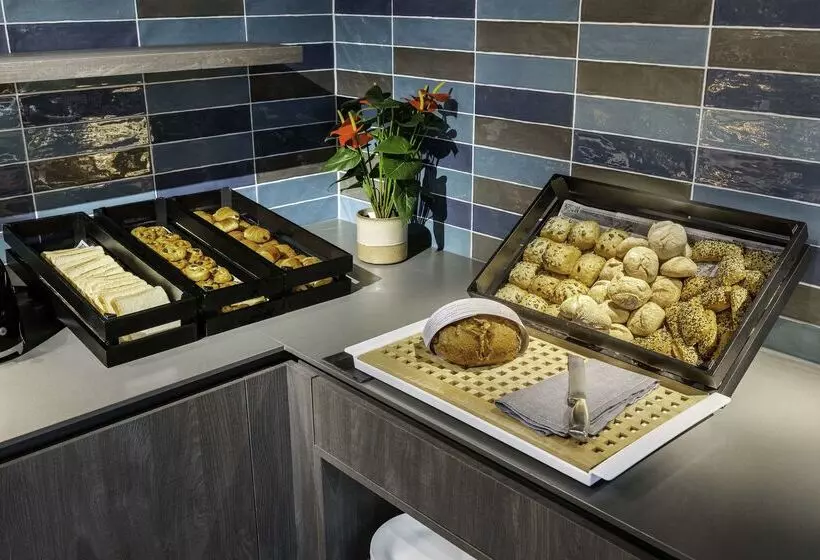 Отель NH Brussels Airport