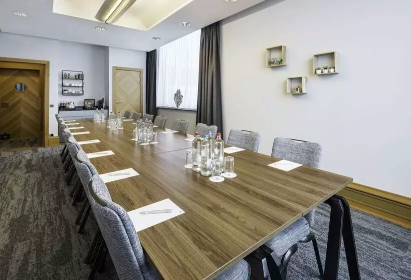 Отель NH Brussels Airport