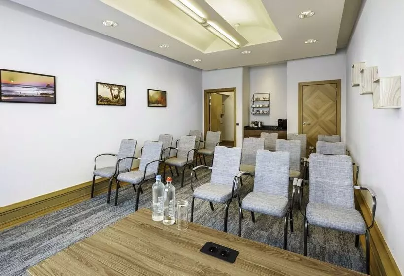 Отель NH Brussels Airport