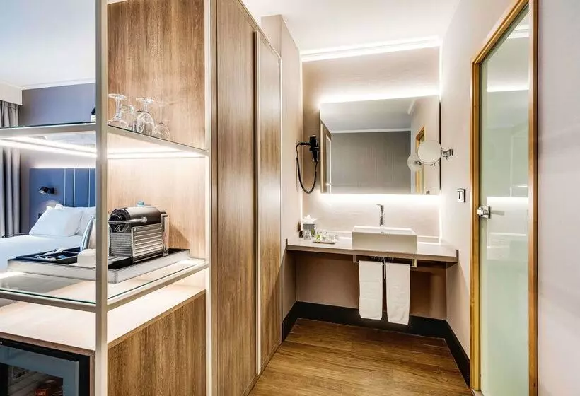 Отель NH Brussels Airport