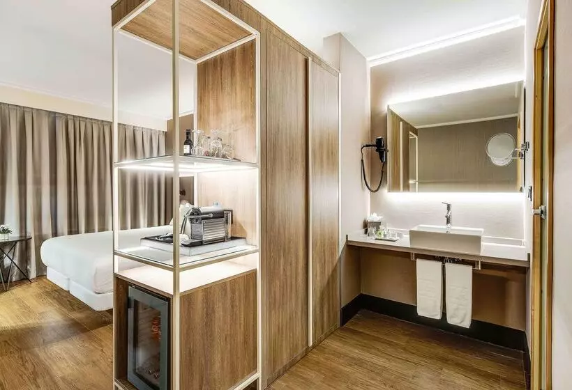 Отель NH Brussels Airport