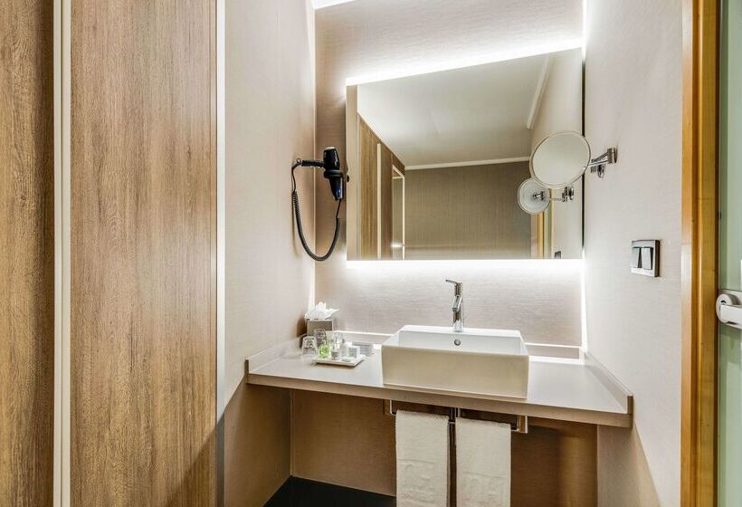 هتل NH Brussels Airport