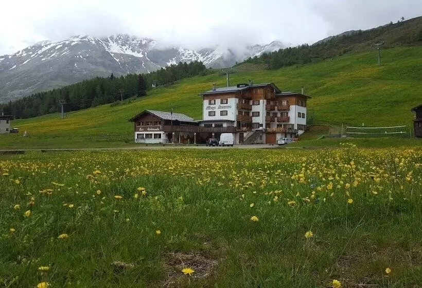 Hotelli Albergo Bucaneve