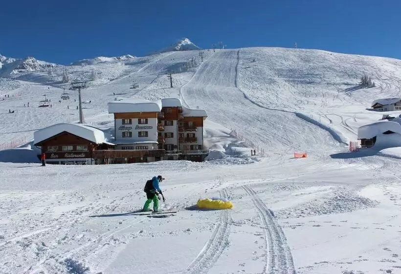 Hotelli Albergo Bucaneve
