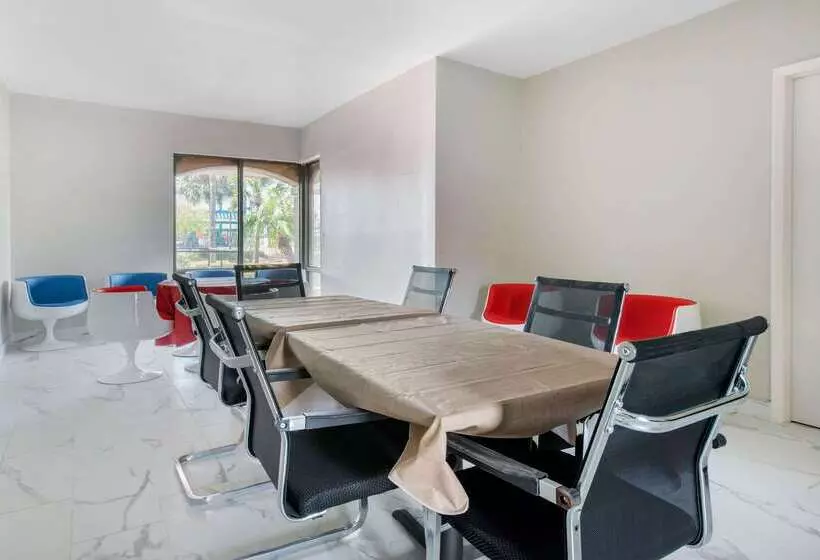 酒店 Clarion Inn & Suites Kissimmeelake Buena Vista South