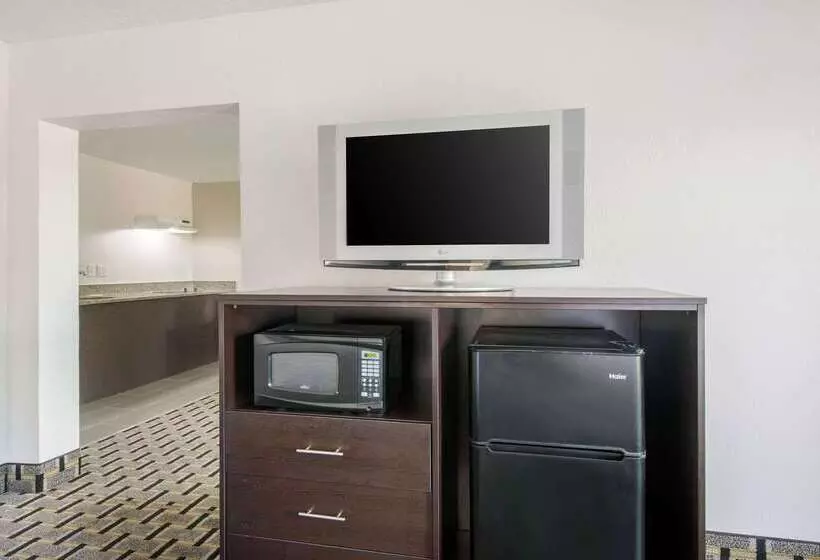 酒店 Clarion Inn & Suites Kissimmeelake Buena Vista South