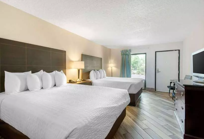 酒店 Clarion Inn & Suites Kissimmeelake Buena Vista South