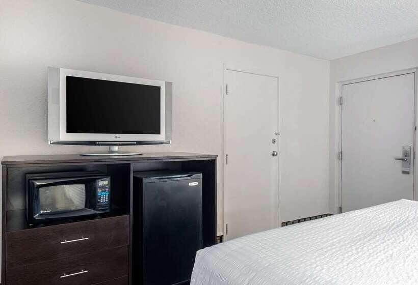 فندق Clarion Inn & Suites Kissimmeelake Buena Vista South