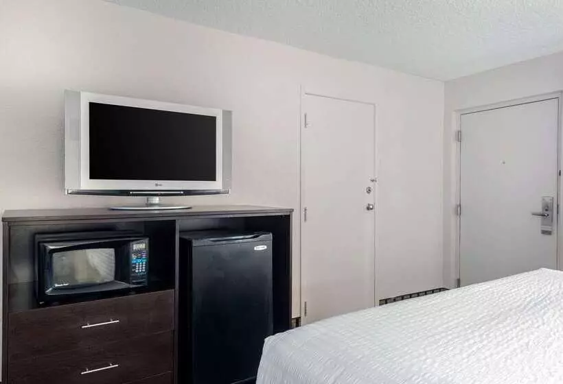 酒店 Clarion Inn & Suites Kissimmeelake Buena Vista South