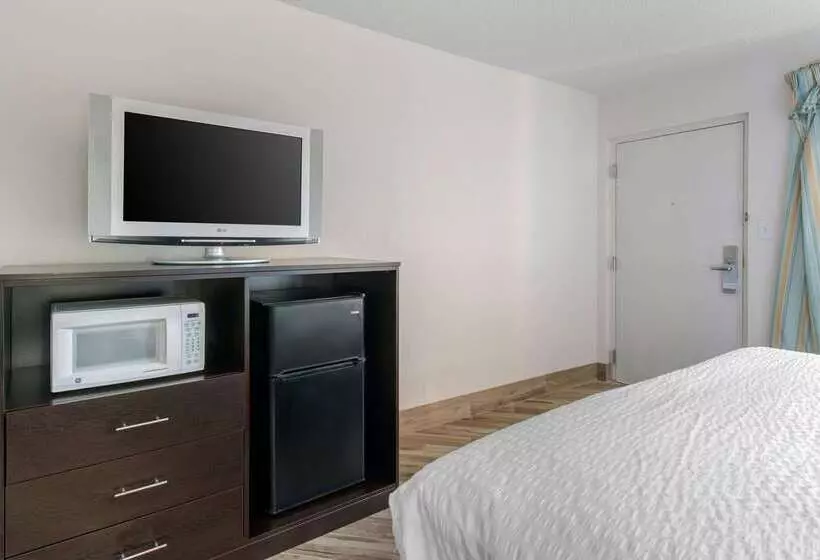 酒店 Clarion Inn & Suites Kissimmeelake Buena Vista South