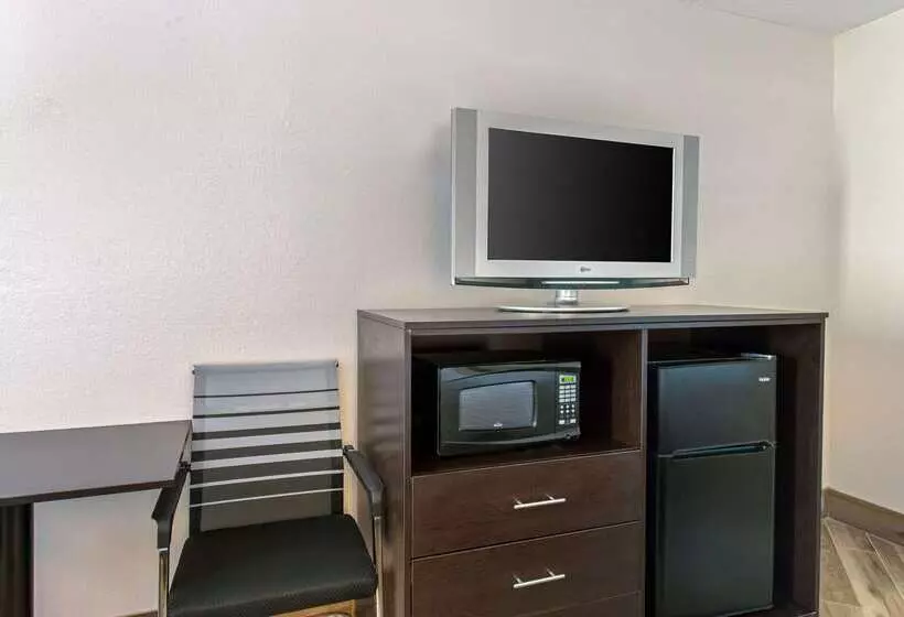 酒店 Clarion Inn & Suites Kissimmeelake Buena Vista South