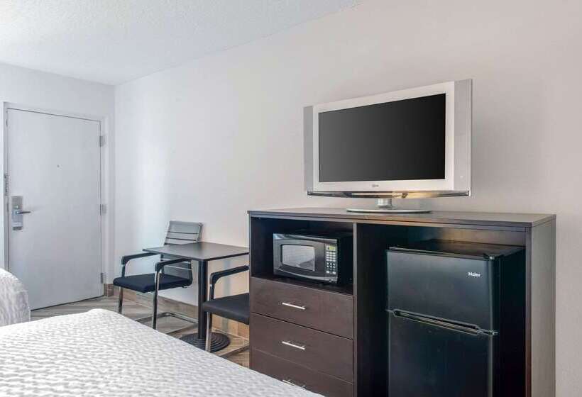 فندق Clarion Inn & Suites Kissimmeelake Buena Vista South