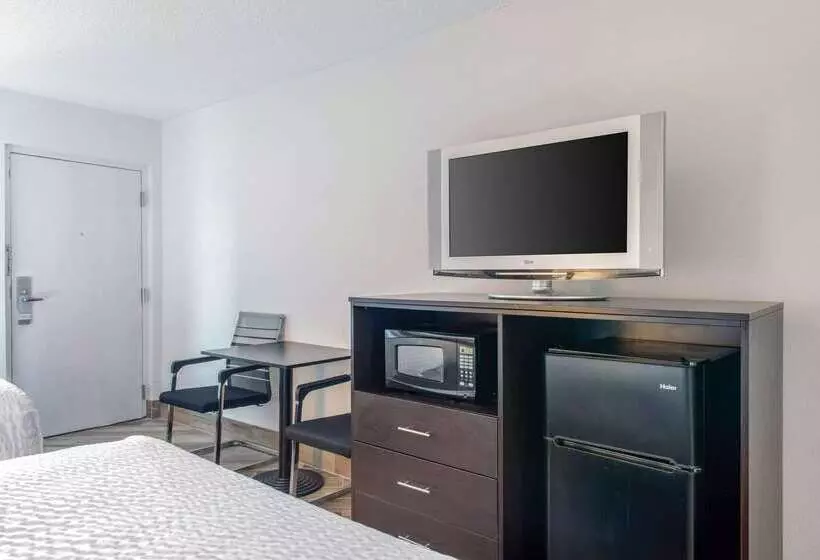 酒店 Clarion Inn & Suites Kissimmeelake Buena Vista South